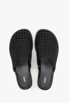 Draufsicht auf die schwarzen Sandalen mit geschlossener Zehenpartie und Lochmuster.