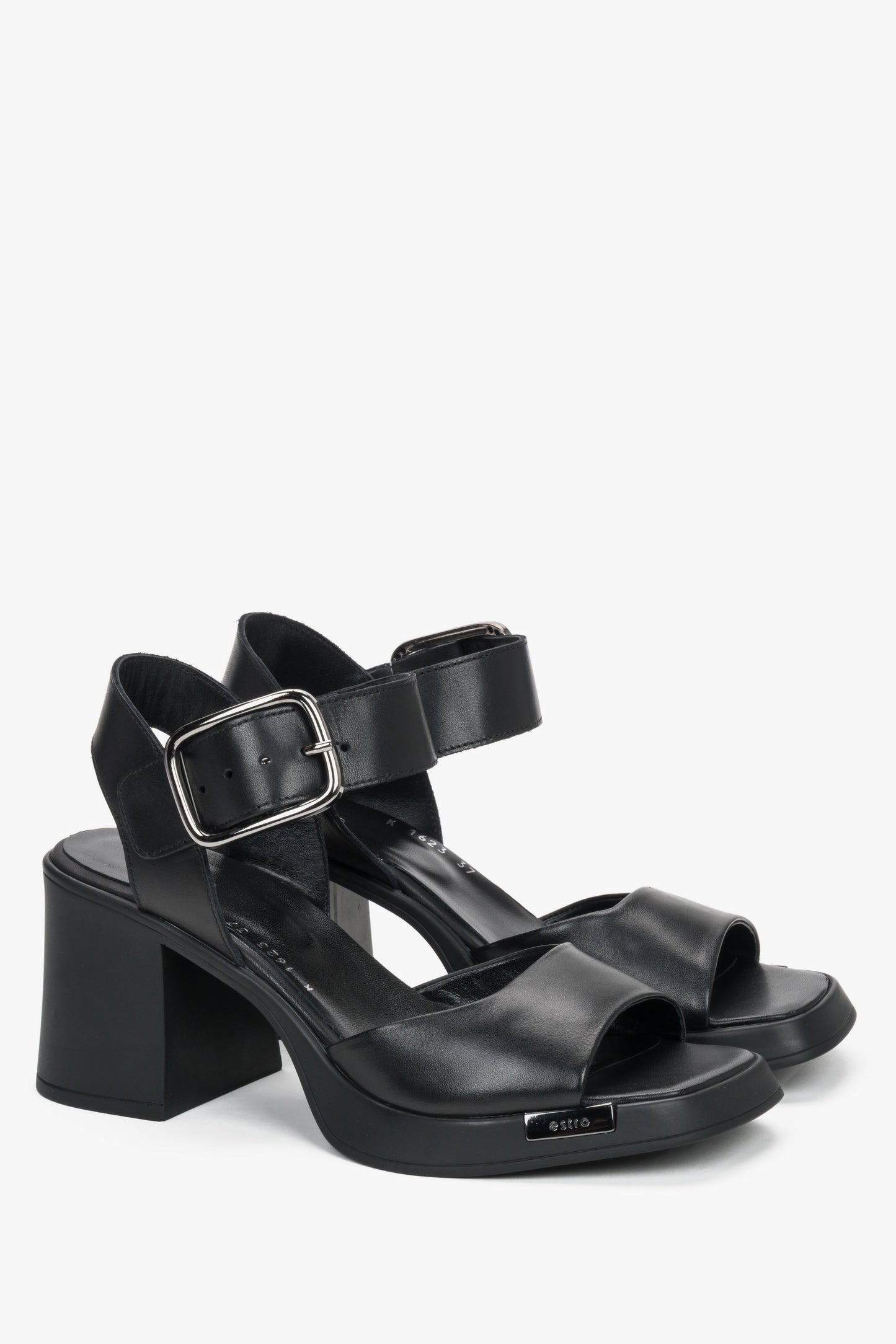 Schwarze Damen-Sandalen aus Leder als Paar in schräger Vorderansicht mit silberfarbener Schnalle