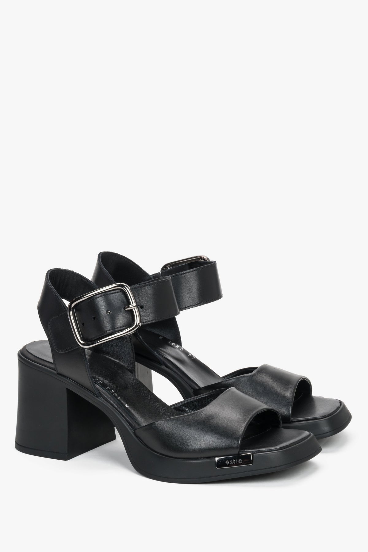 Schwarze Damen-Sandalen aus Leder als Paar in schräger Vorderansicht mit silberfarbener Schnalle