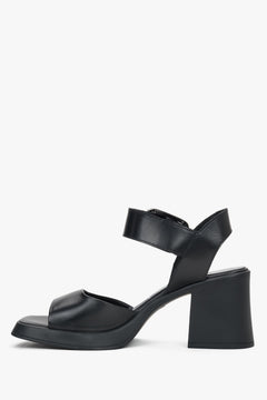 Schwarze Damen-Sandale aus Echtleder von der Seite mit 7 cm hohem Blockabsatz