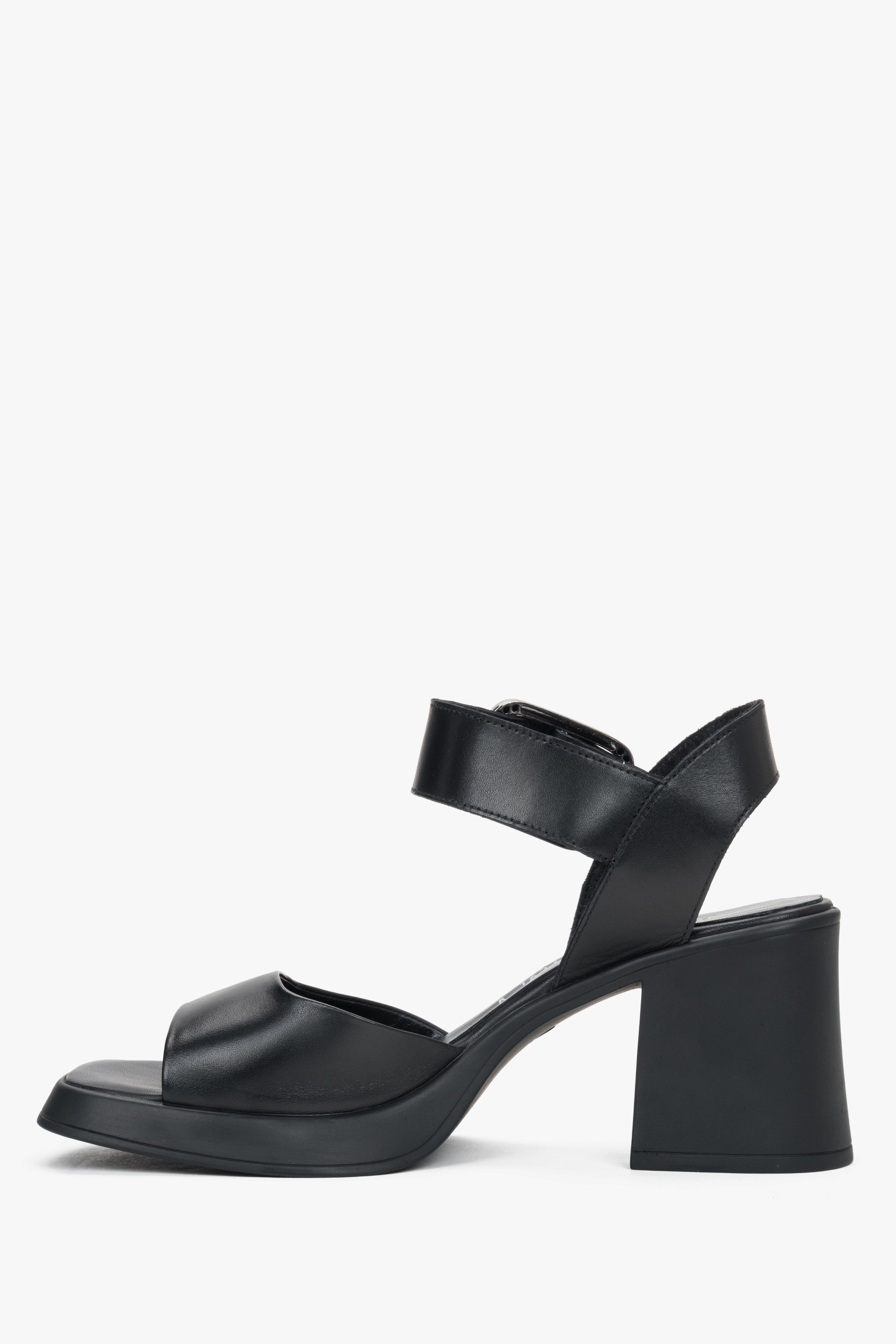 Schwarze Damen-Sandale aus Echtleder von der Seite mit 7 cm hohem Blockabsatz