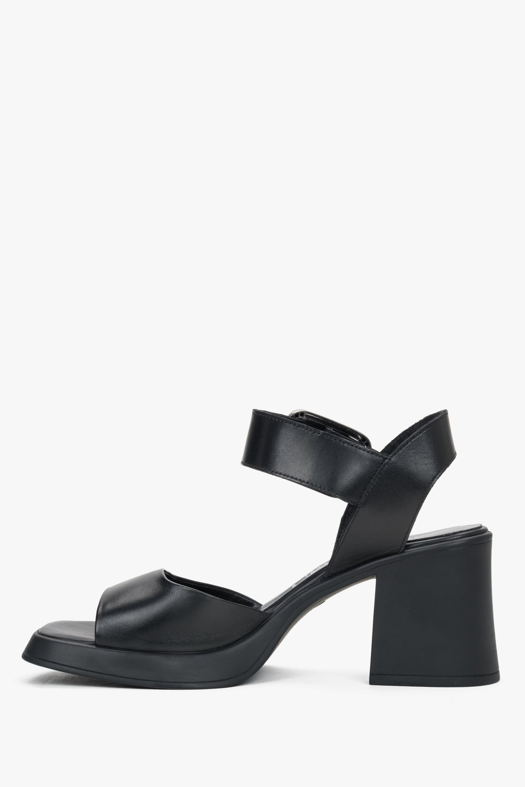 Schwarze Damen-Sandale aus Echtleder von der Seite mit 7 cm hohem Blockabsatz
