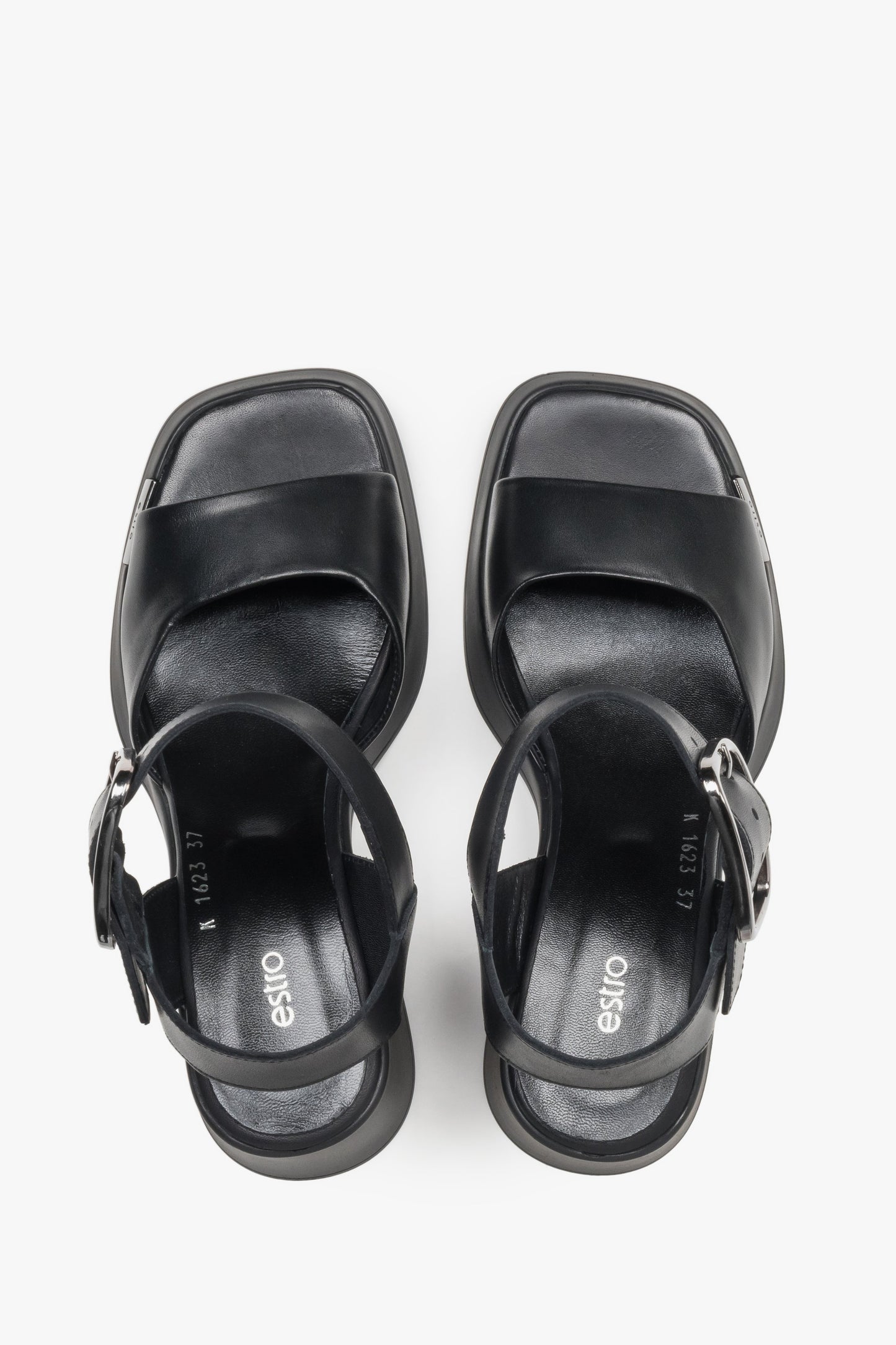 Schwarze Damen-Sandalen von oben mit breiten Riemen und Lederdecksohle
