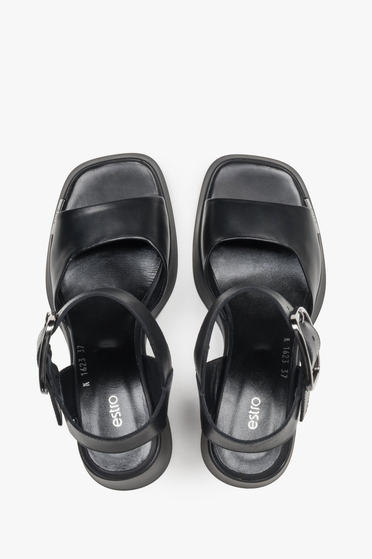 Schwarze Damen-Sandalen von oben mit breiten Riemen und Lederdecksohle