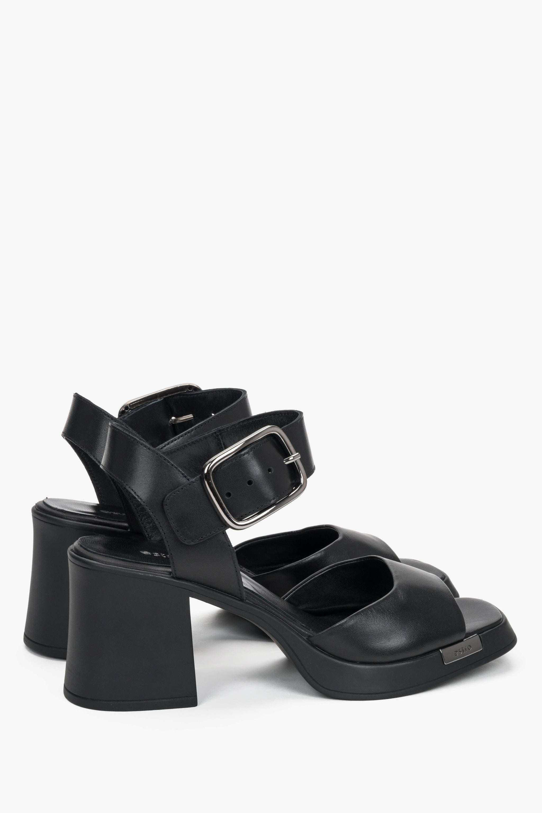Schwarze Damen-Sandalen aus Leder in schräger Seitenansicht mit stabilem Blockabsatz