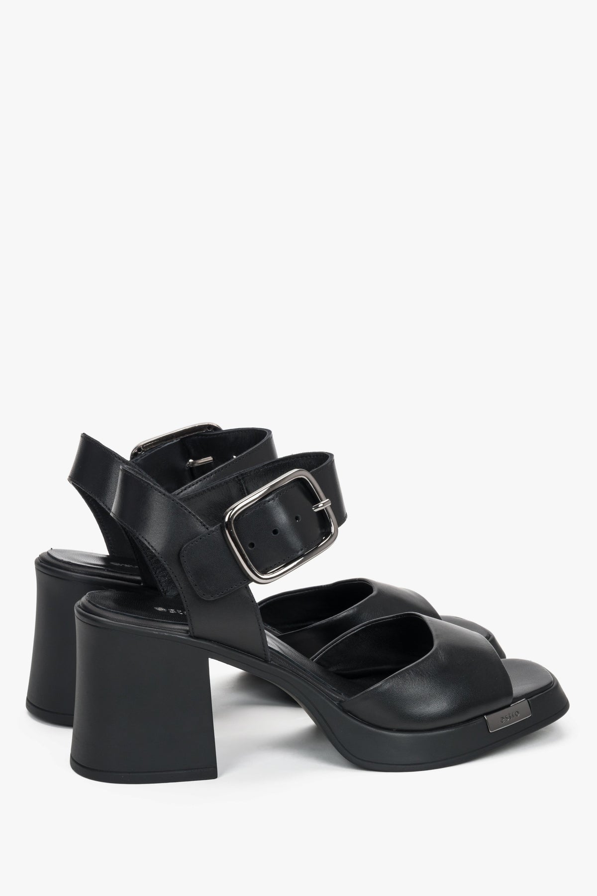 Schwarze Damen-Sandalen aus Leder in schräger Seitenansicht mit stabilem Blockabsatz