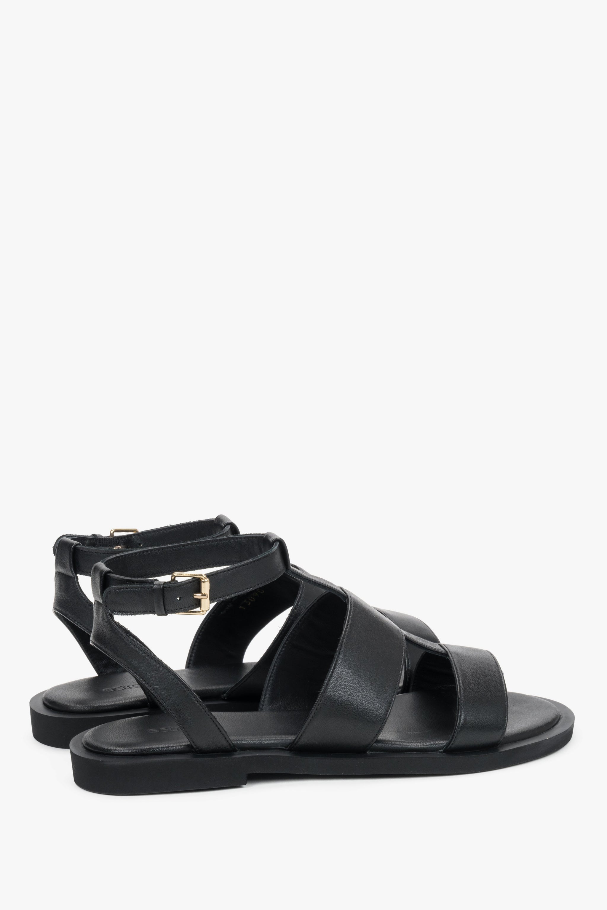 Seitenansicht schwarzer Damen-Sandalen mit breiten Riemen