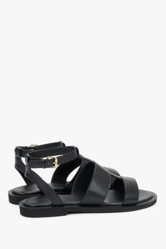 Seitenansicht schwarzer Damen-Sandalen mit breiten Riemen