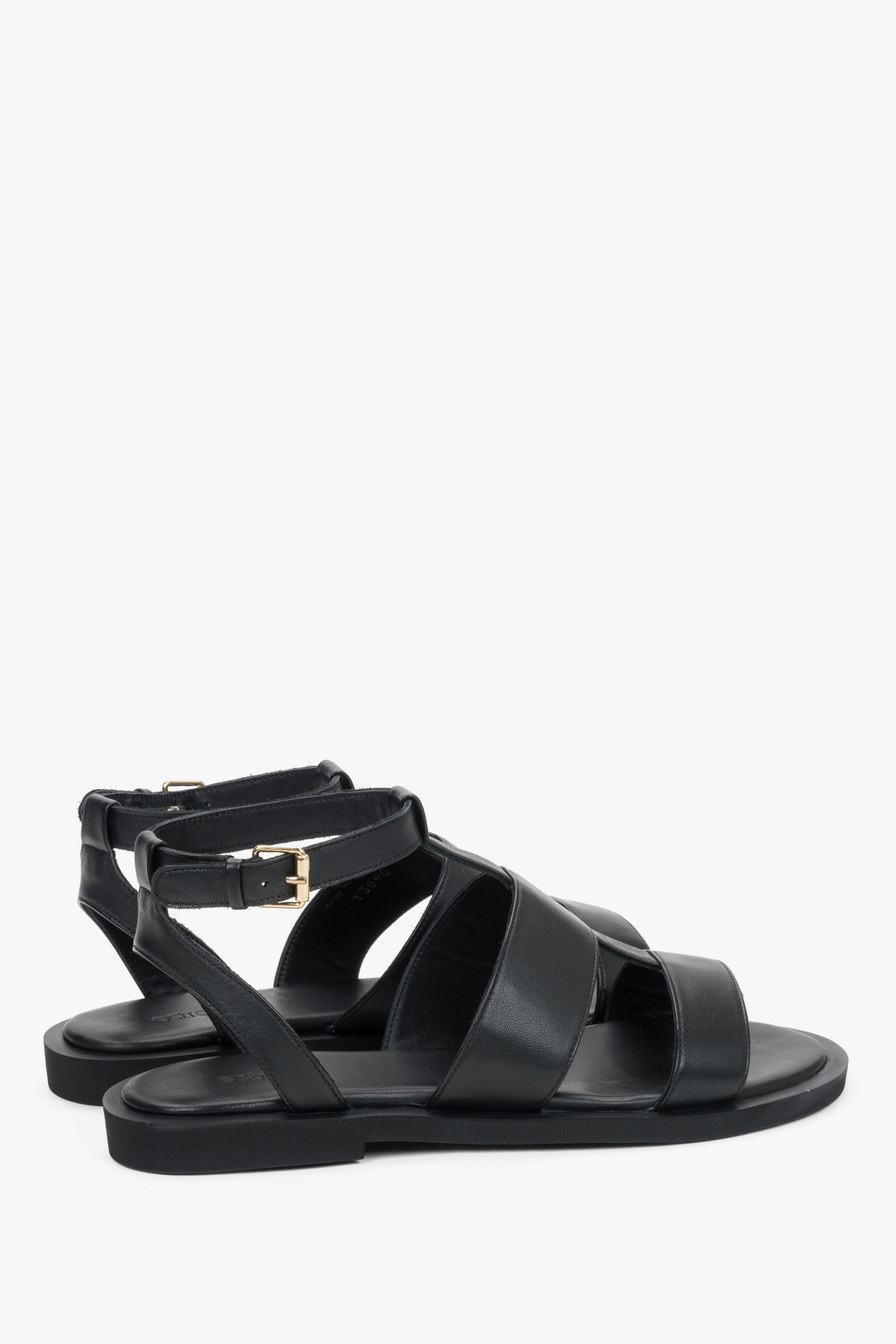 Seitenansicht schwarzer Damen-Sandalen mit breiten Riemen