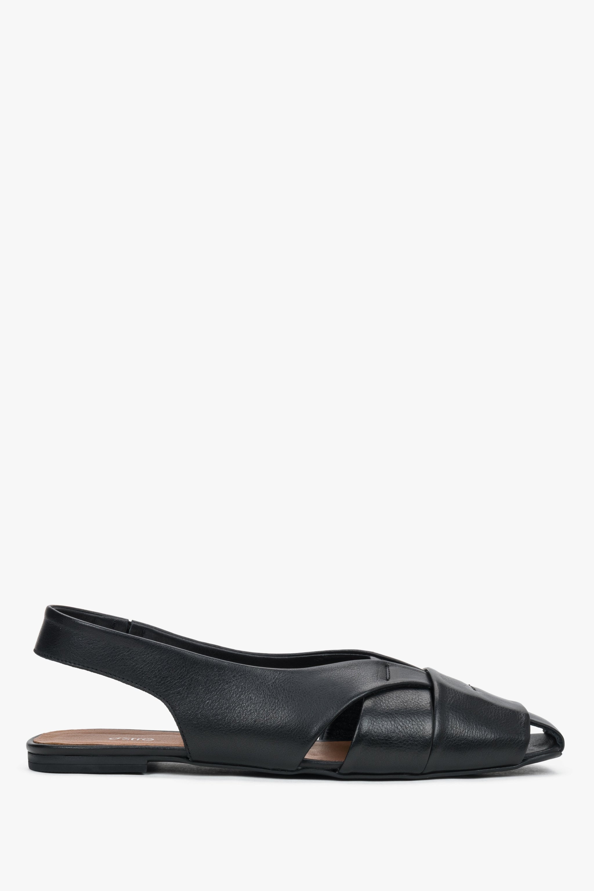 Rechte Seitenansicht der schwarzen Damen-Sandalen aus Leder mit geschlossener Zehenpartie