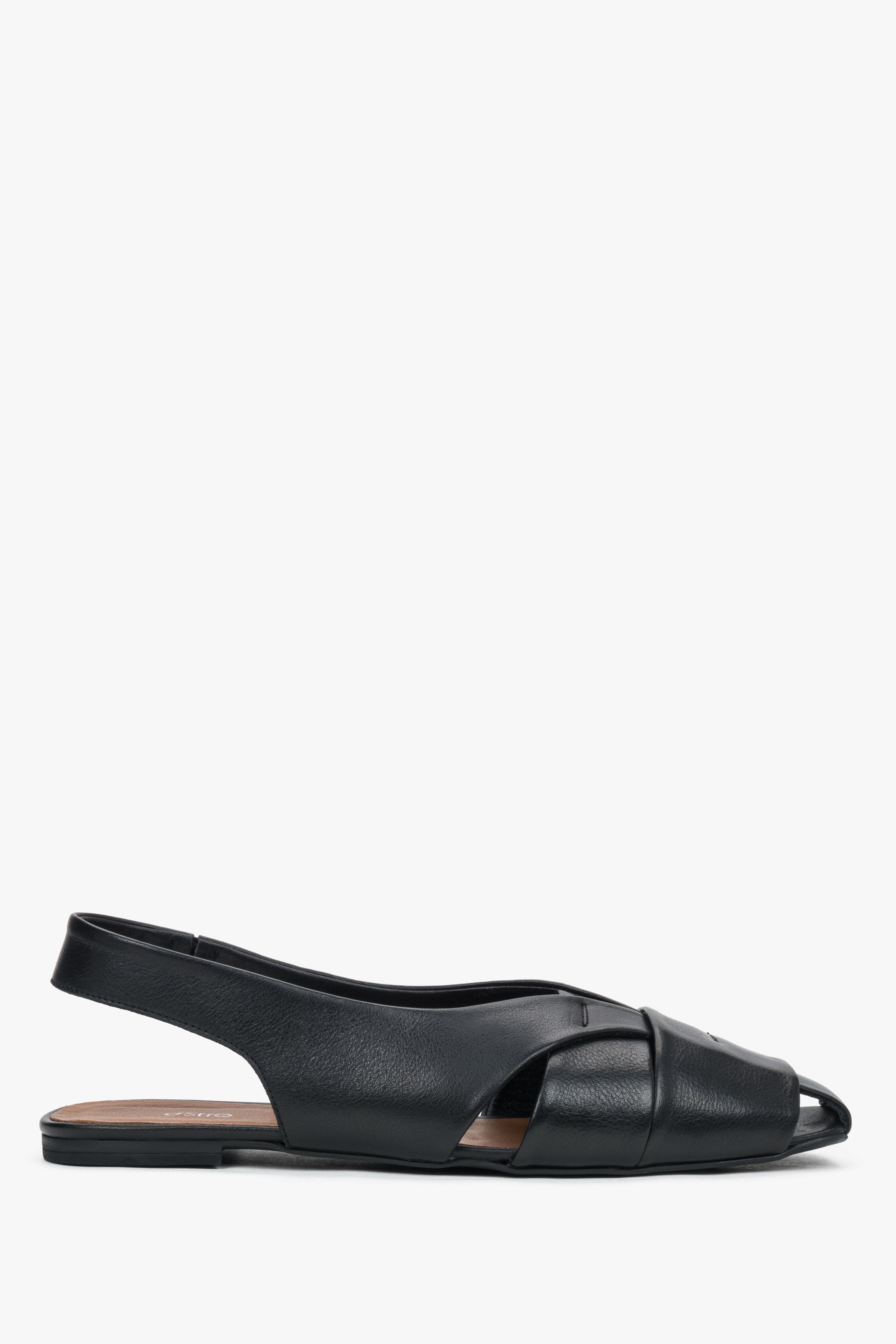 Rechte Seitenansicht der schwarzen Damen-Sandalen aus Leder mit geschlossener Zehenpartie