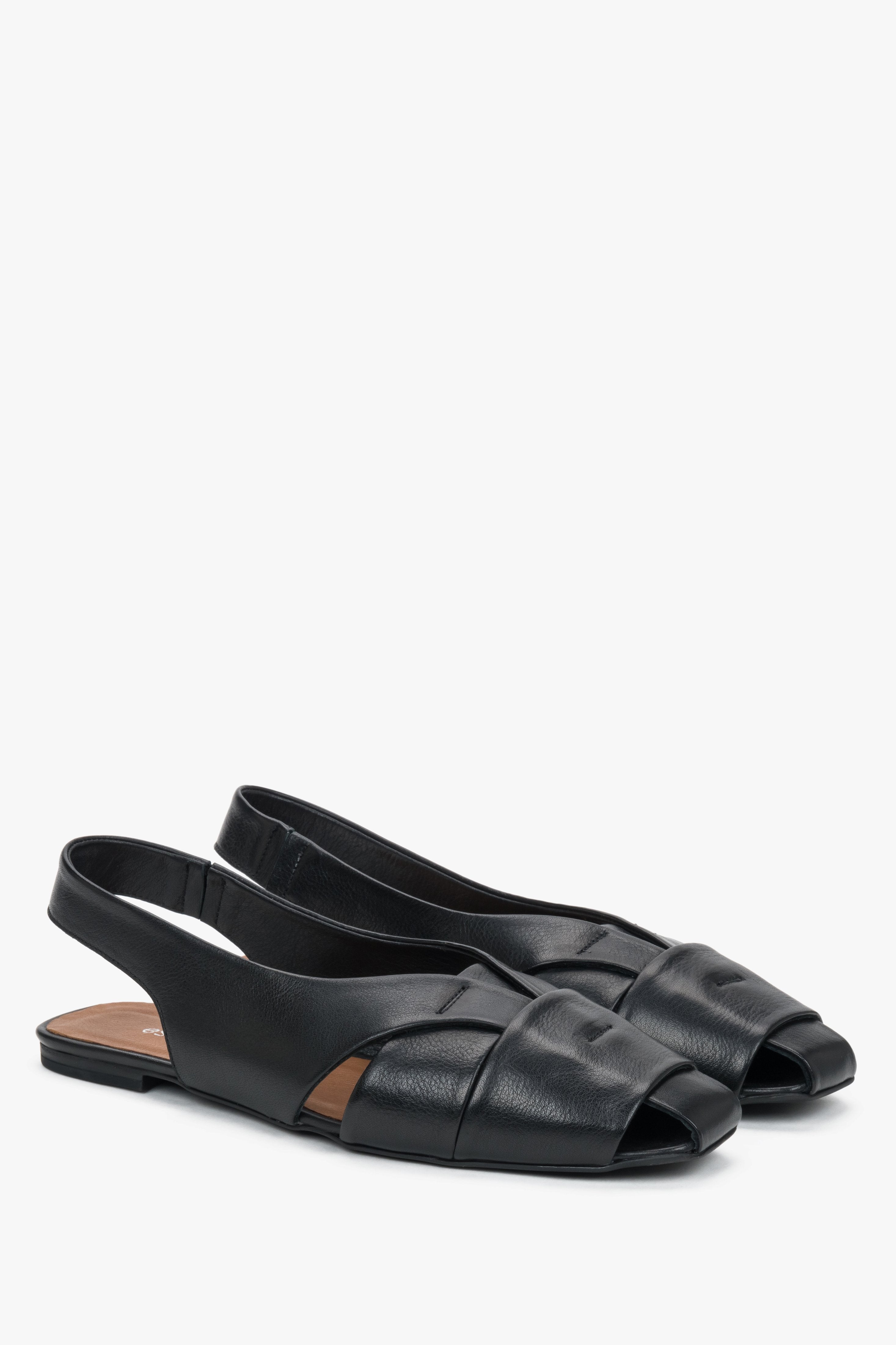 Schrägansicht des Paares schwarzer Ledersandalen
