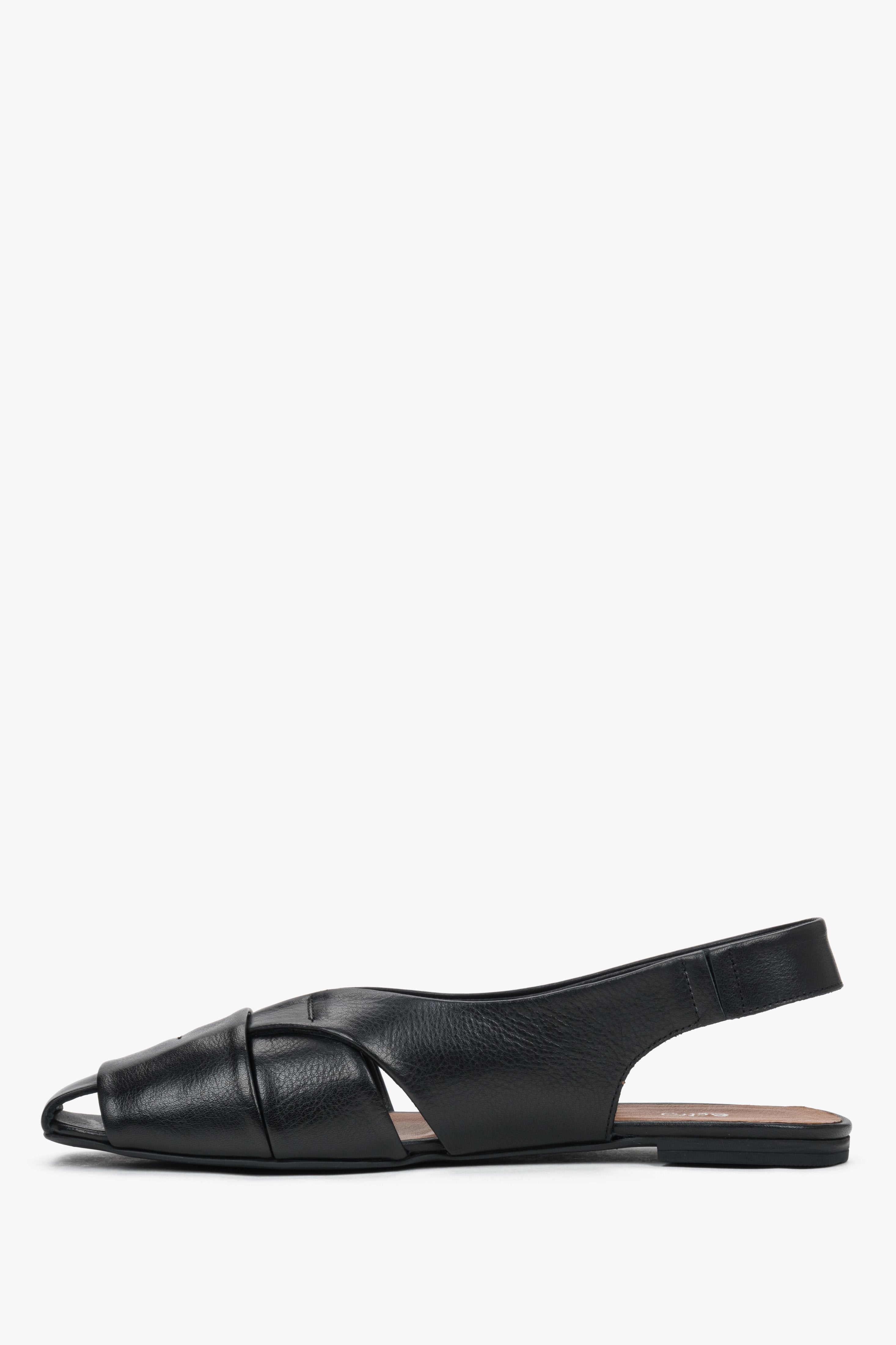 Linke Ansicht der schwarzen Slingback-Sandalen aus Naturleder