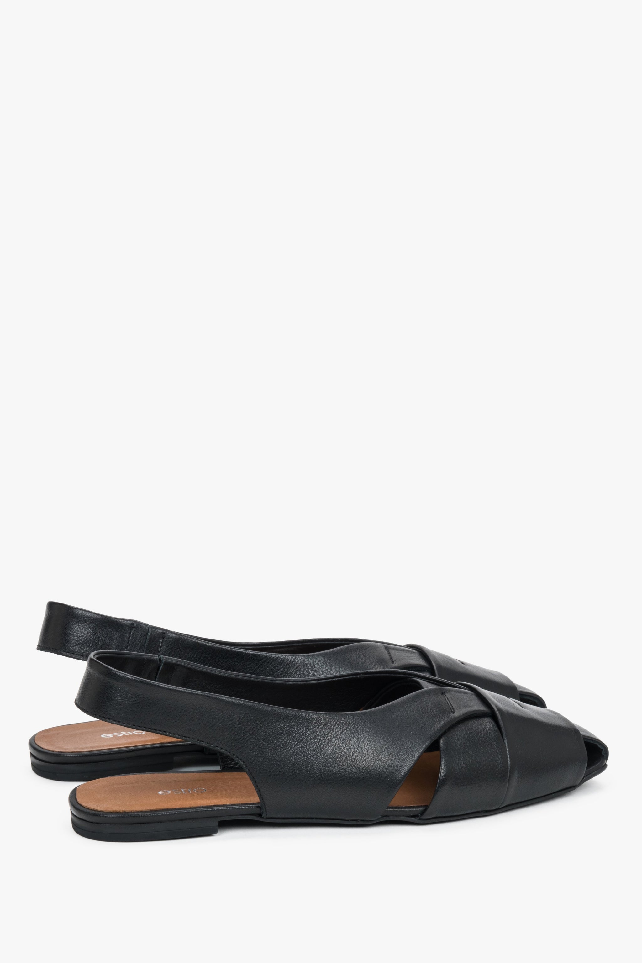 Rückansicht der schwarzen Damen-Sandalen mit elastischem Fersenriemen