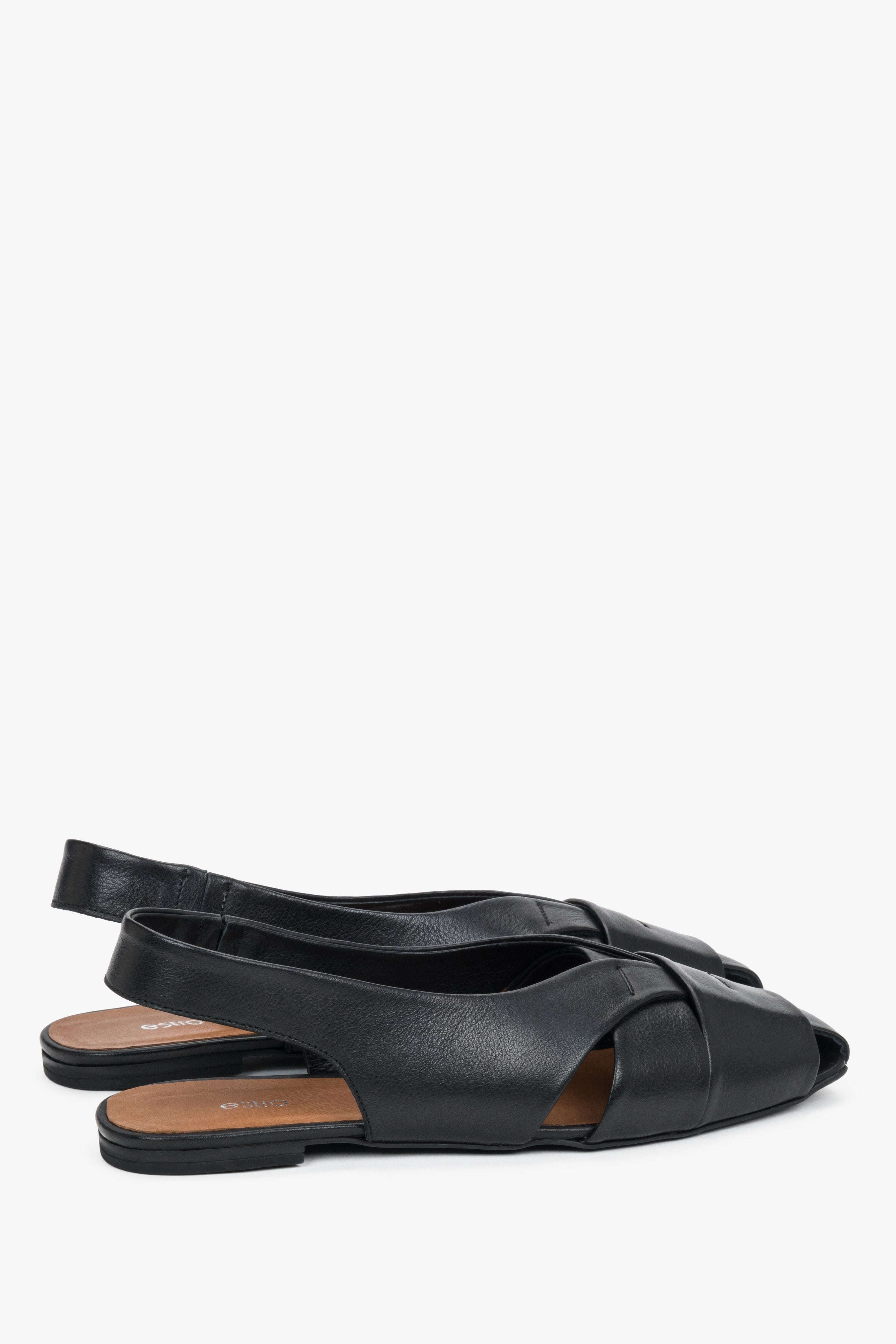 Rückansicht der schwarzen Damen-Sandalen mit elastischem Fersenriemen