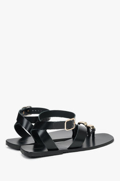 Detailansicht schwarzer Damen-Sandalen mit goldenem Zehenring