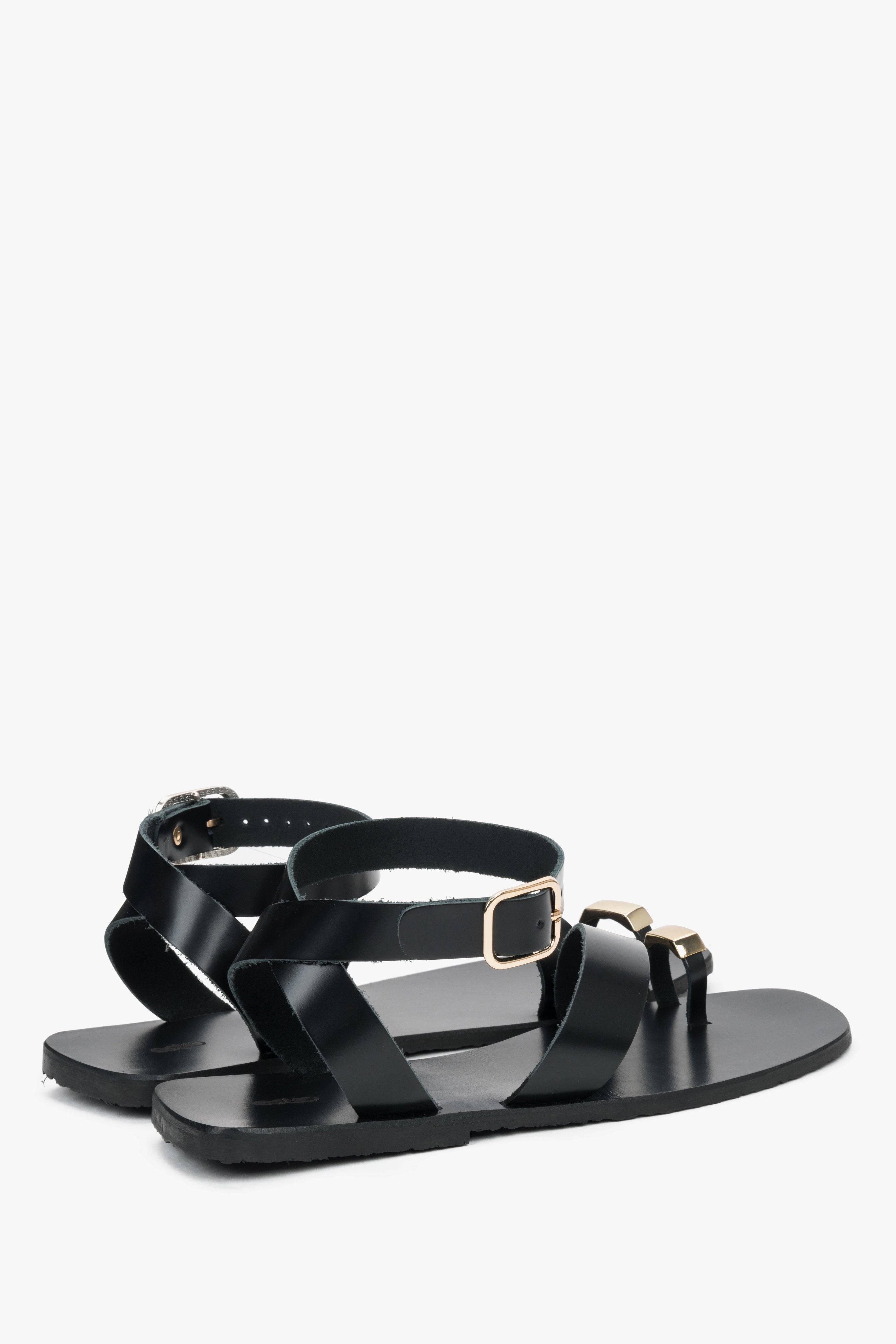 Detailansicht schwarzer Damen-Sandalen mit goldenem Zehenring