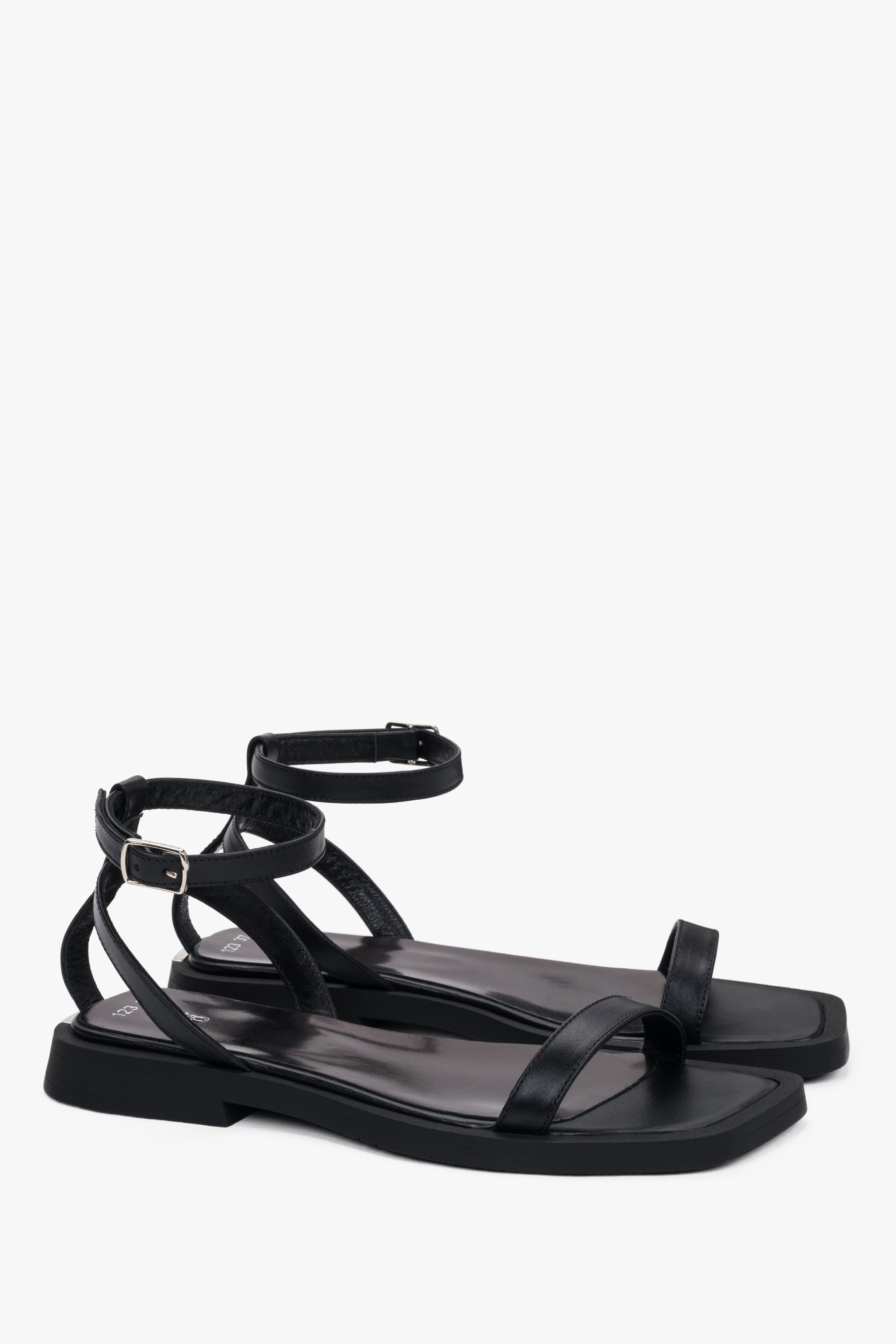 Schwarze Damen-Sandalen aus Leder als Paar in schräger Vorderansicht