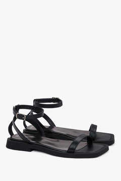 Schwarze Damen-Sandalen aus Leder als Paar in schräger Vorderansicht