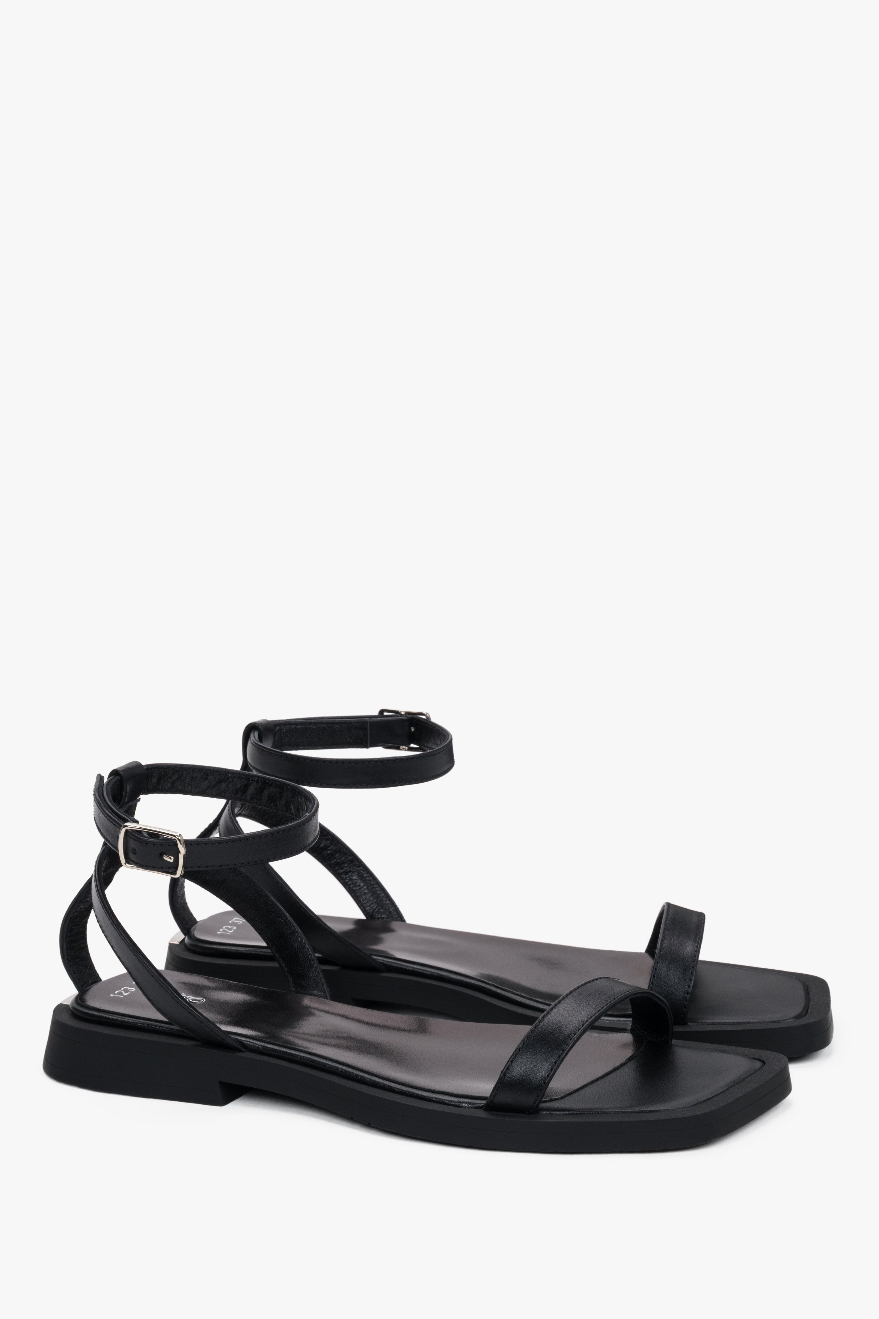 Schwarze Damen-Sandalen aus Leder als Paar in schräger Vorderansicht