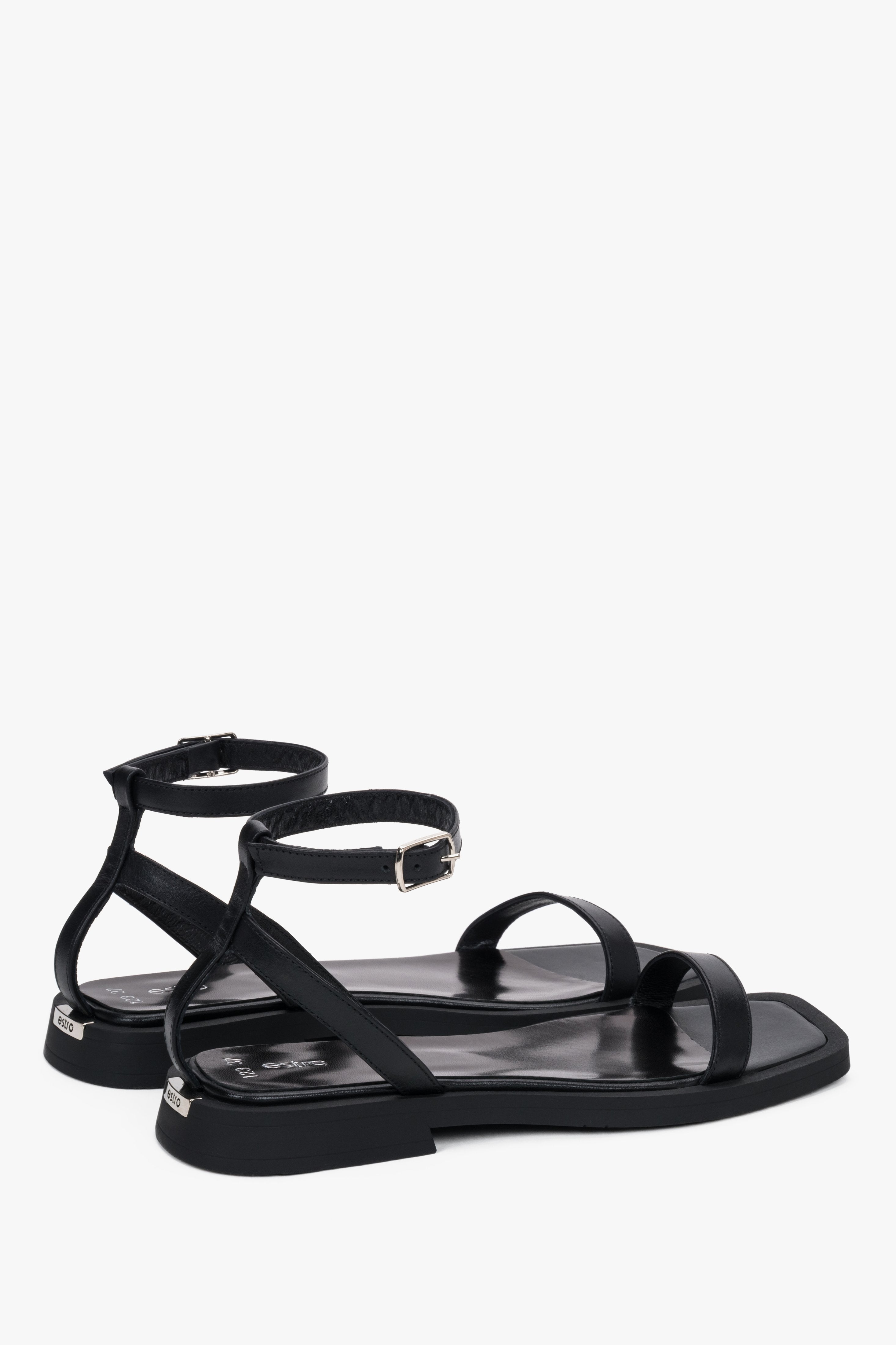 Schwarze Damen-Sandalen aus Leder in schräger Seitenansicht mit Schnalle
