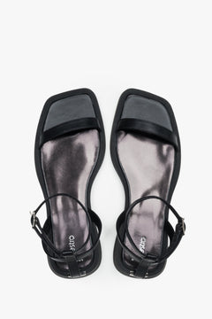 Schwarze Damen-Sandalen von oben mit schmalen Riemen und Lederdecksohle