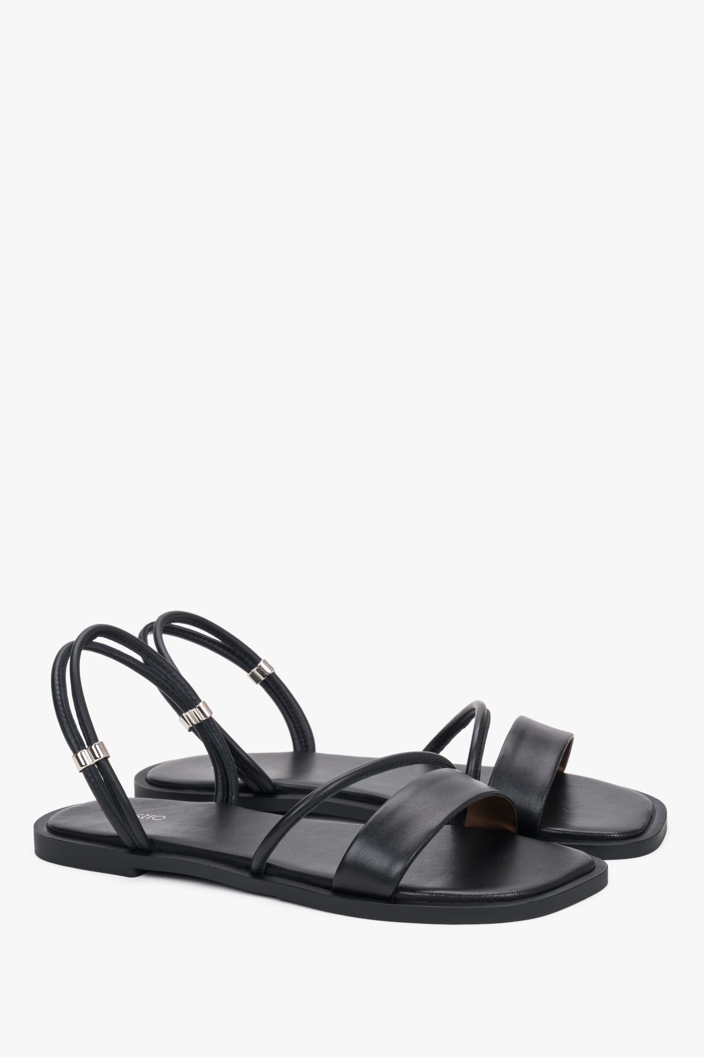 Schwarze Damen-Sandalen aus Leder als Paar in schräger Seitenansicht