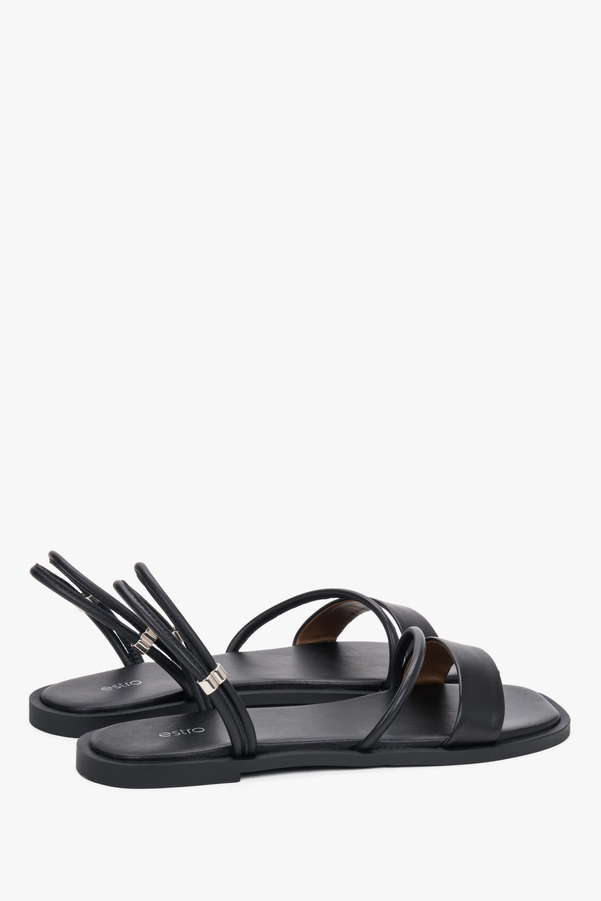 Schwarze Damen-Sandalen aus Leder in schräger Ansicht mit silberfarbenen Details