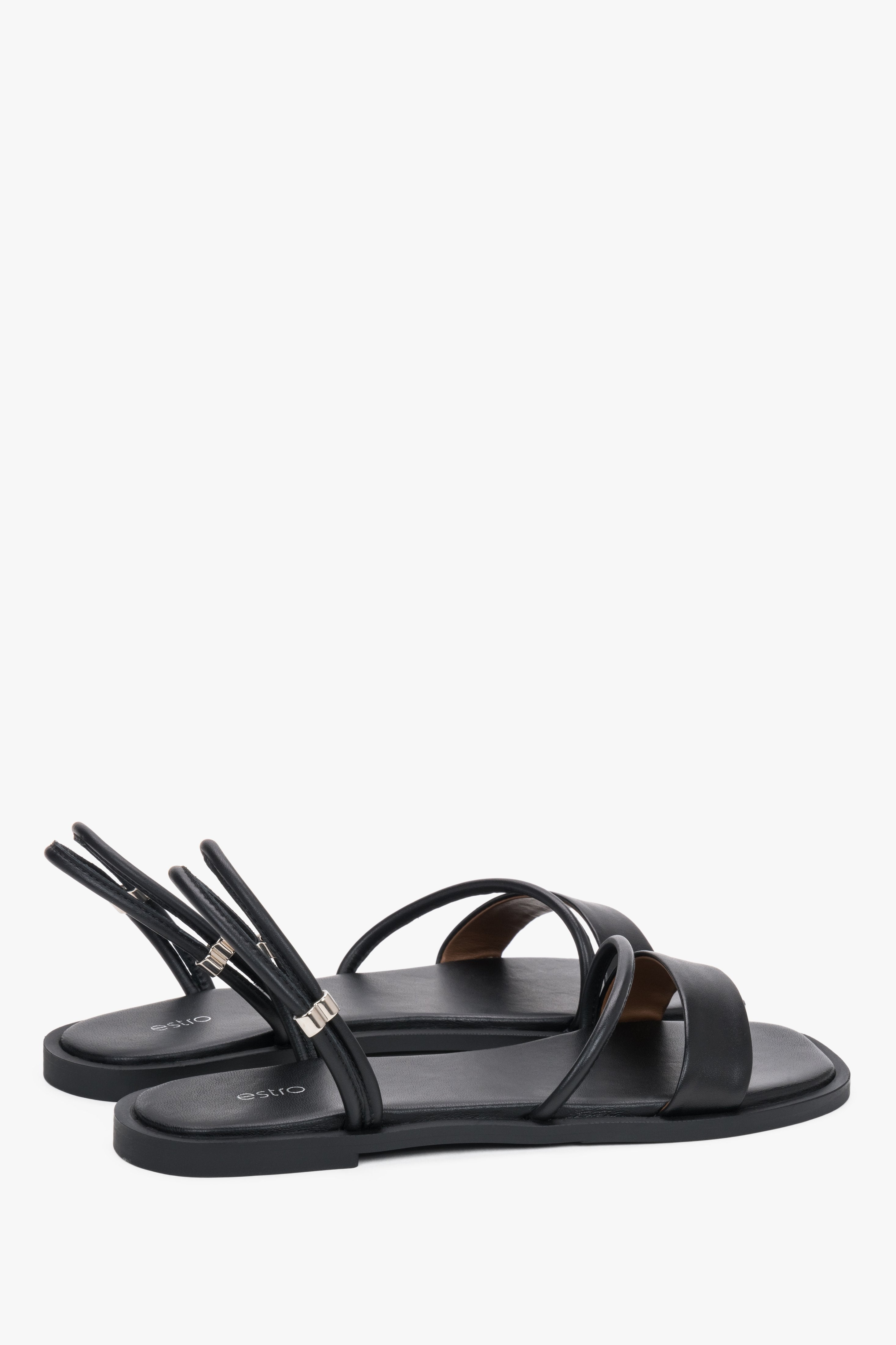 Schwarze Damen-Sandalen aus Leder in schräger Ansicht mit silberfarbenen Details