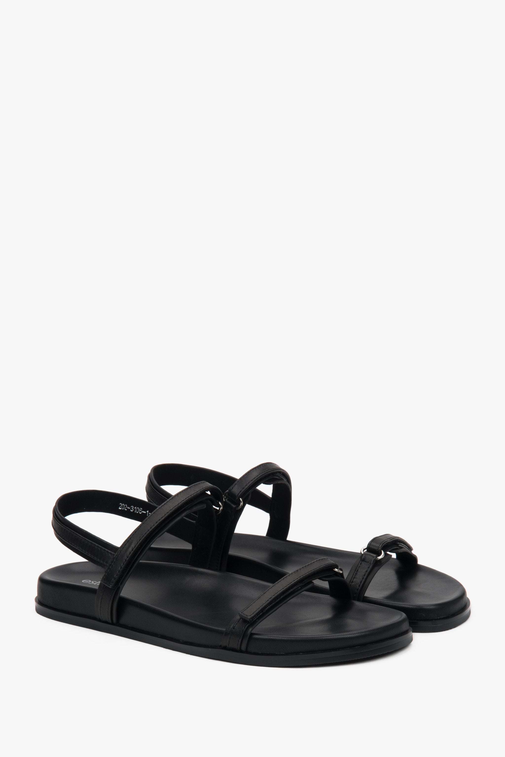 Stilvolle schwarze Damen-Sandalen von Estro mit minimalistischem Design aus dünnen Riemchen, die dank flexibler Sohle hohen Tragekomfort bieten.