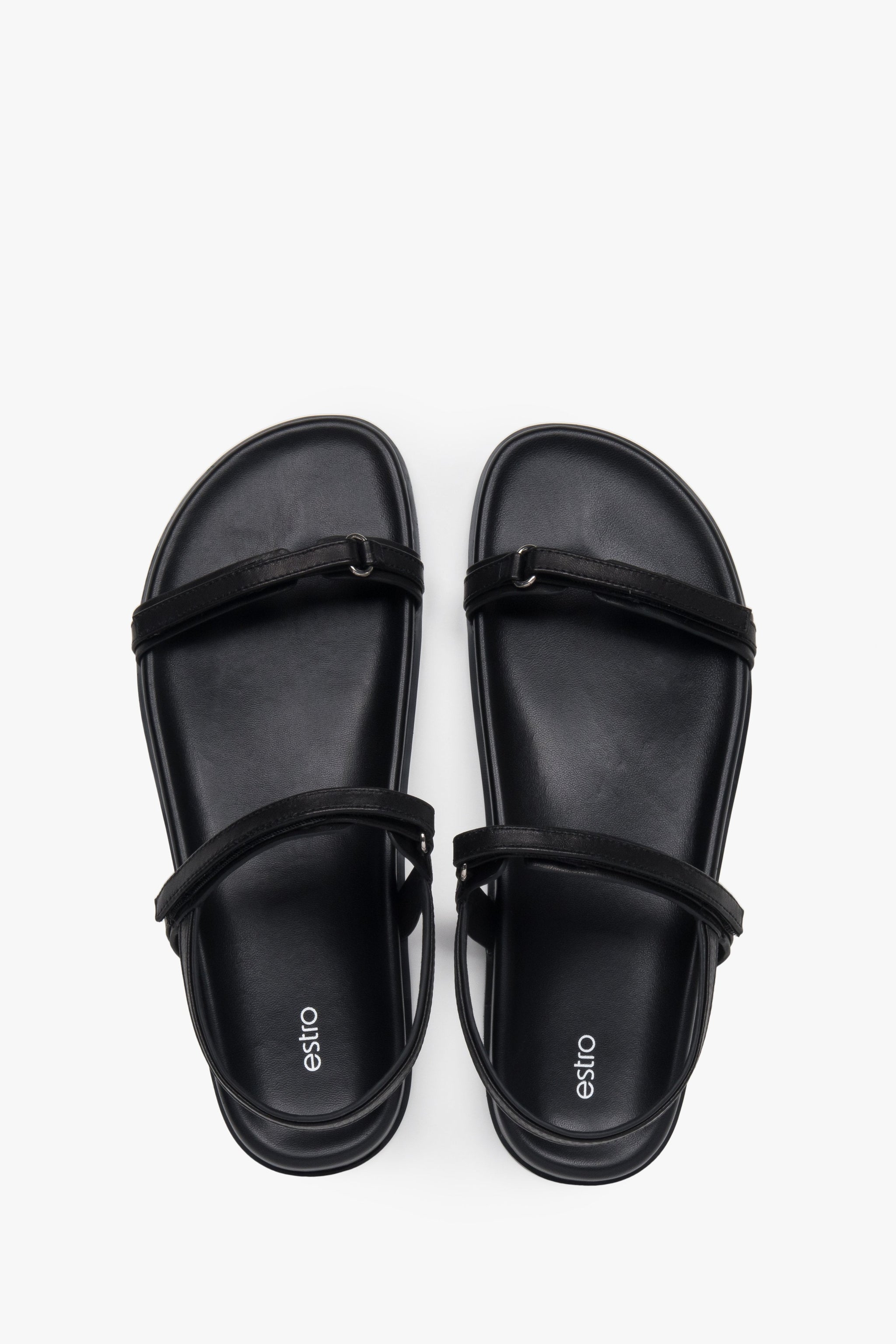 Stilvolle schwarze Damen-Sandalen von Estro mit minimalistischem Design aus dünnen Riemchen, die dank der flexiblen Sohle hohen Komfort bieten.