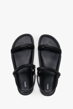 Stilvolle schwarze Damen-Sandalen von Estro mit minimalistischem Design aus dünnen Riemchen, die dank der flexiblen Sohle hohen Komfort bieten.