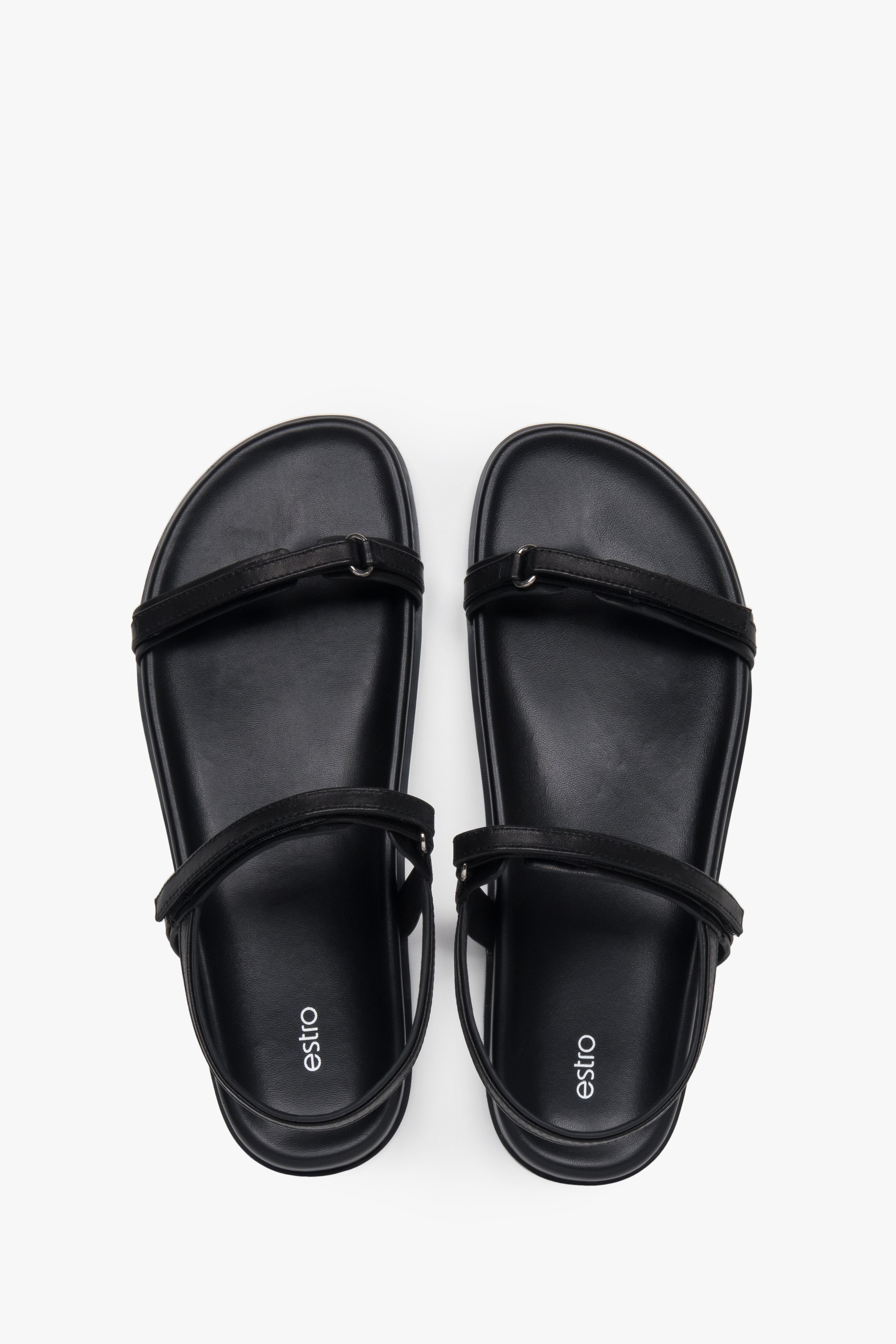 Stilvolle schwarze Damen-Sandalen von Estro mit minimalistischem Design aus dünnen Riemchen, die dank der flexiblen Sohle hohen Komfort bieten.
