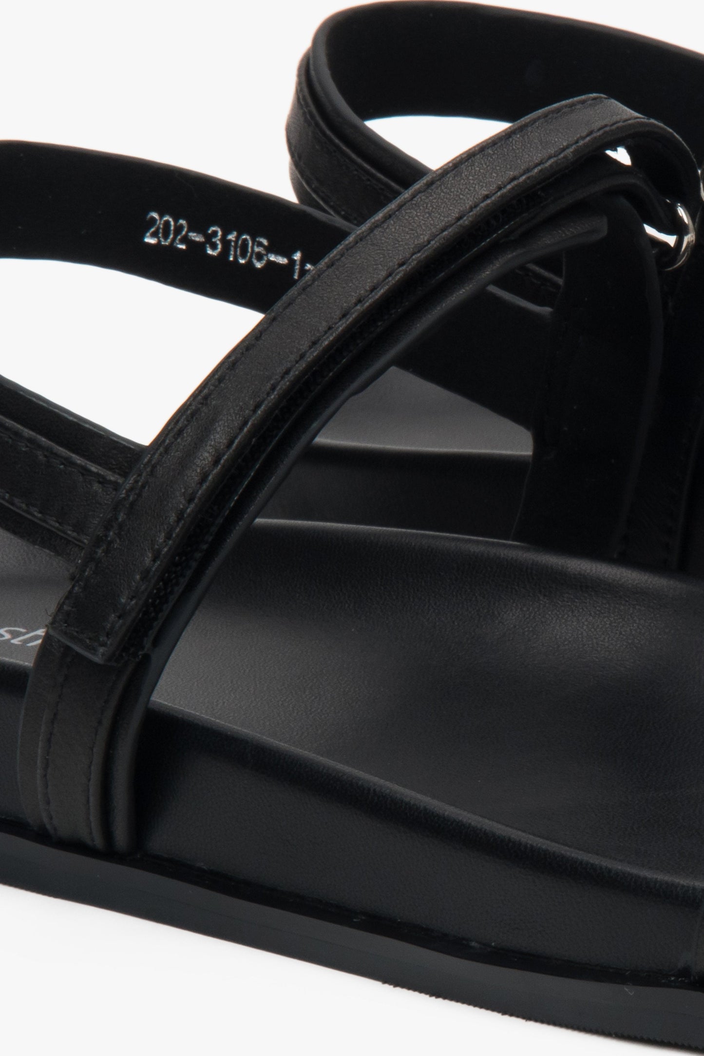 Zarte schwarze Damen-Sandalen von Estro, mit Liebe zum Detail gefertigt, mit dünnen Riemchen und flexibler Sohle – Nahaufnahme der Details.