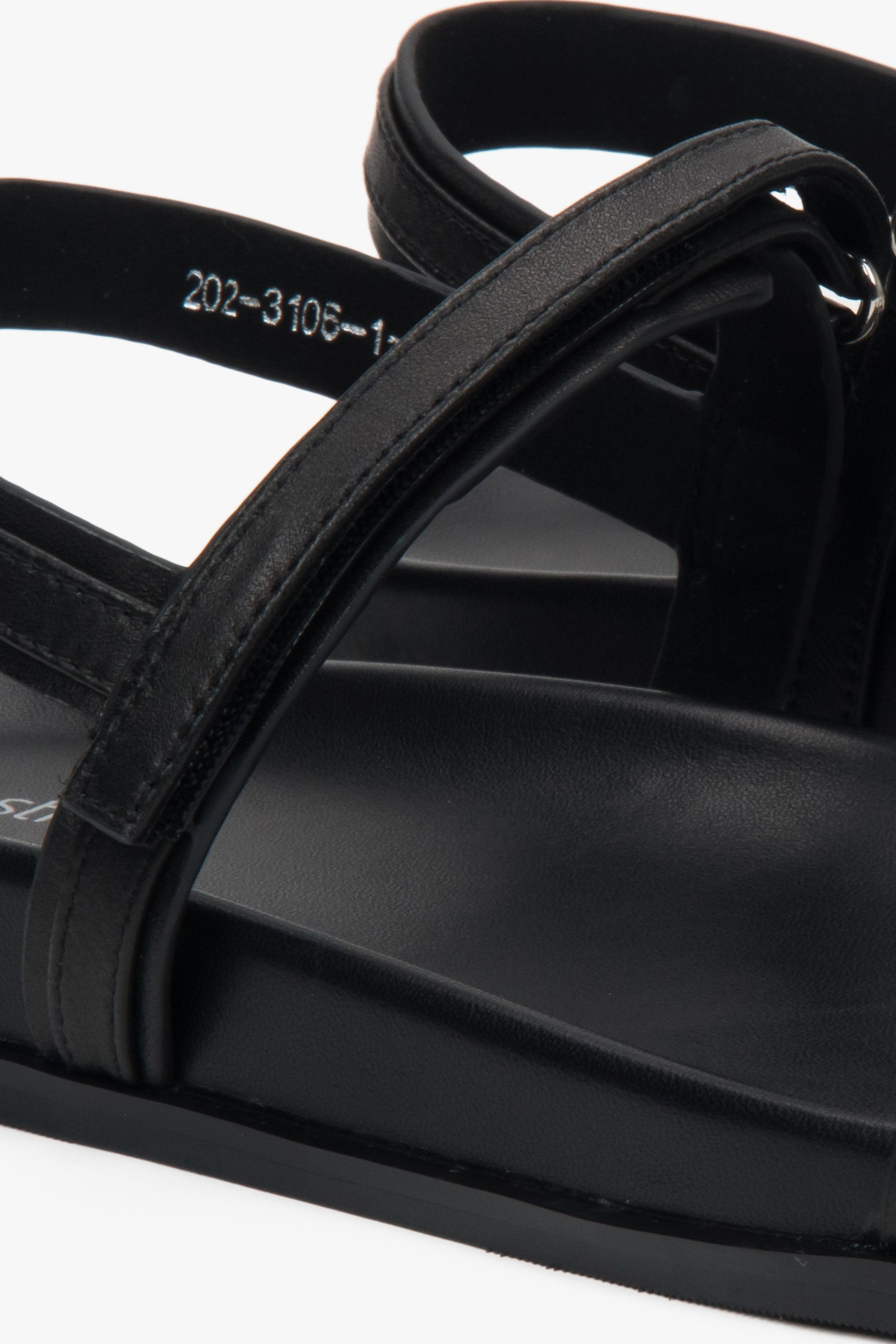 Zarte schwarze Damen-Sandalen von Estro, mit Liebe zum Detail gefertigt, mit dünnen Riemchen und flexibler Sohle – Nahaufnahme der Details.