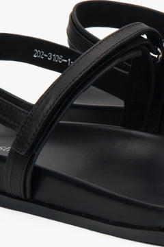 Zarte schwarze Damen-Sandalen von Estro, mit Liebe zum Detail gefertigt, mit dünnen Riemchen und flexibler Sohle – Nahaufnahme der Details.
