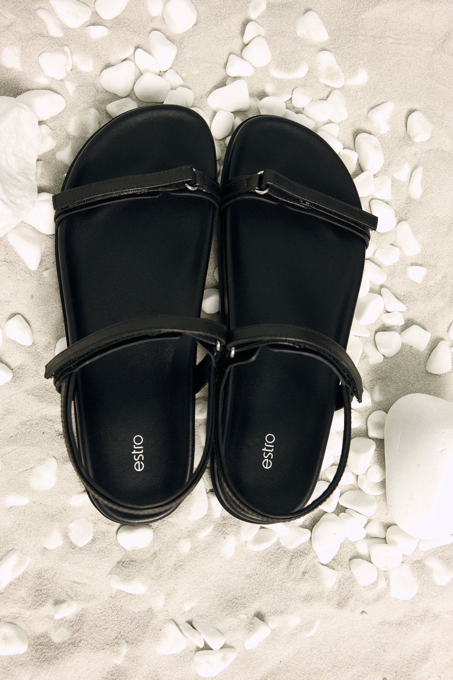 Leichte schwarze Damen-Sandalen von Estro aus dünnen Riemchen und weichem Futter – perfekt für den Sommer, Ansicht von oben.