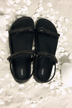 Leichte schwarze Damen-Sandalen von Estro aus dünnen Riemchen und weichem Futter – perfekt für den Sommer, Ansicht von oben.