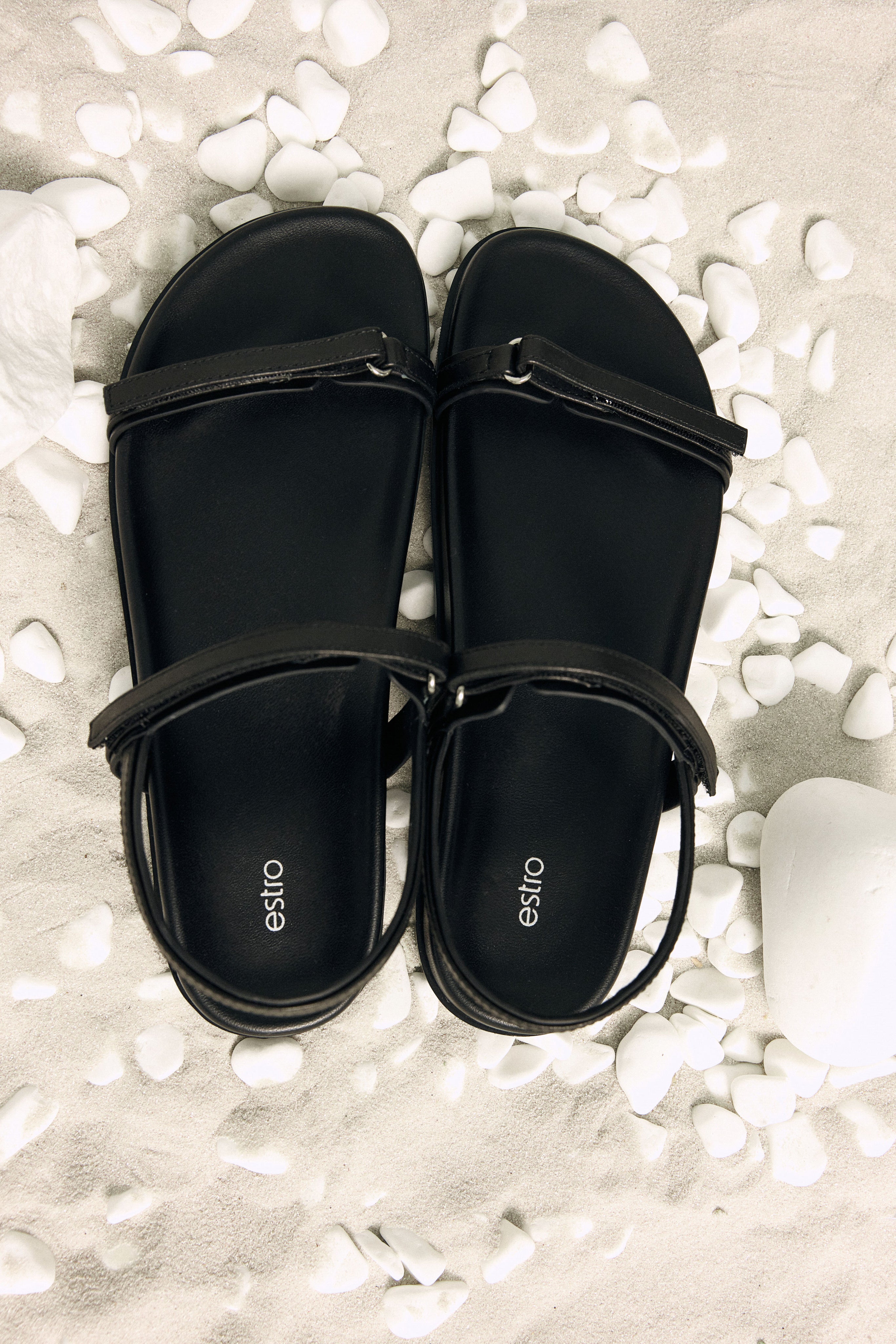 Leichte schwarze Damen-Sandalen von Estro aus dünnen Riemchen und weichem Futter – perfekt für den Sommer, Ansicht von oben.