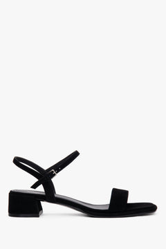 Schwarze Damen-Sandalen aus Naturvelours mit niedrigem Absatz von Estro