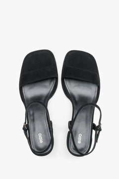 Paar schwarze Sandalen aus Naturvelours von Estro