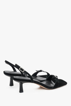 Schräge Ansicht der schwarzen Damen-Sandalen aus Velours