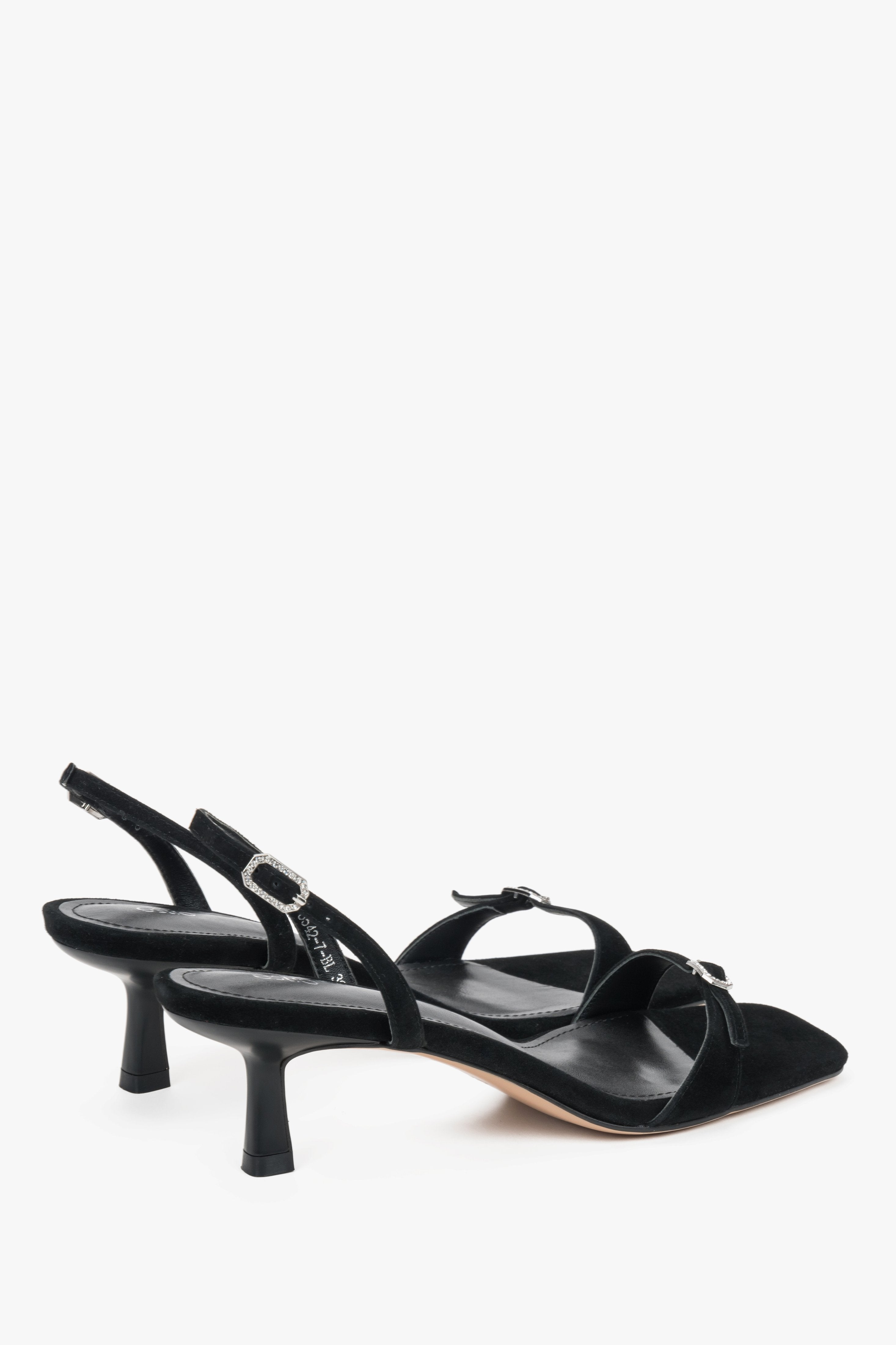 Schräge Ansicht der schwarzen Damen-Sandalen aus Velours
