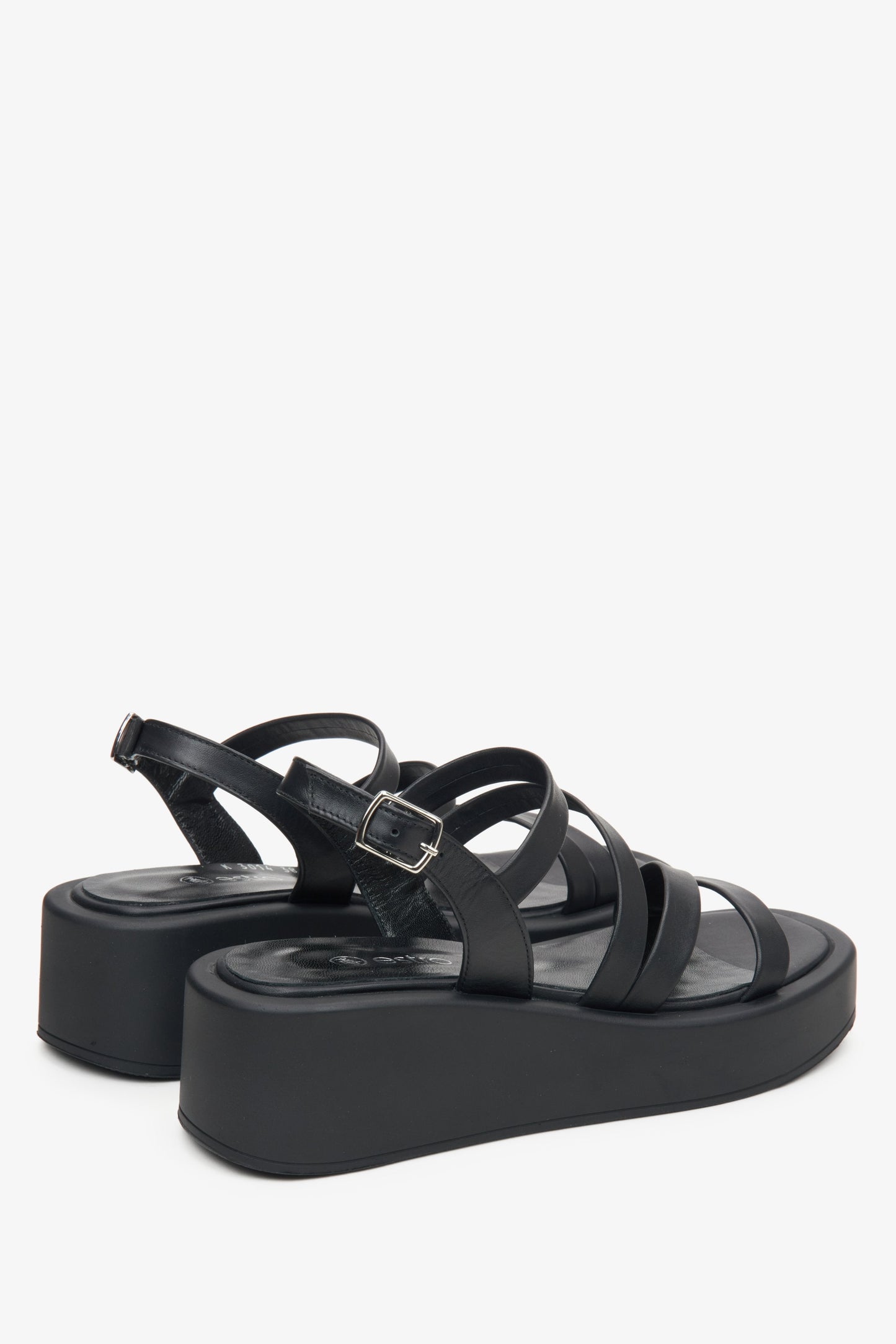 Damen Leder Keilsandaletten in Schwarz von Estro – Nahaufnahme der Seitenlinie und des Absatzes.