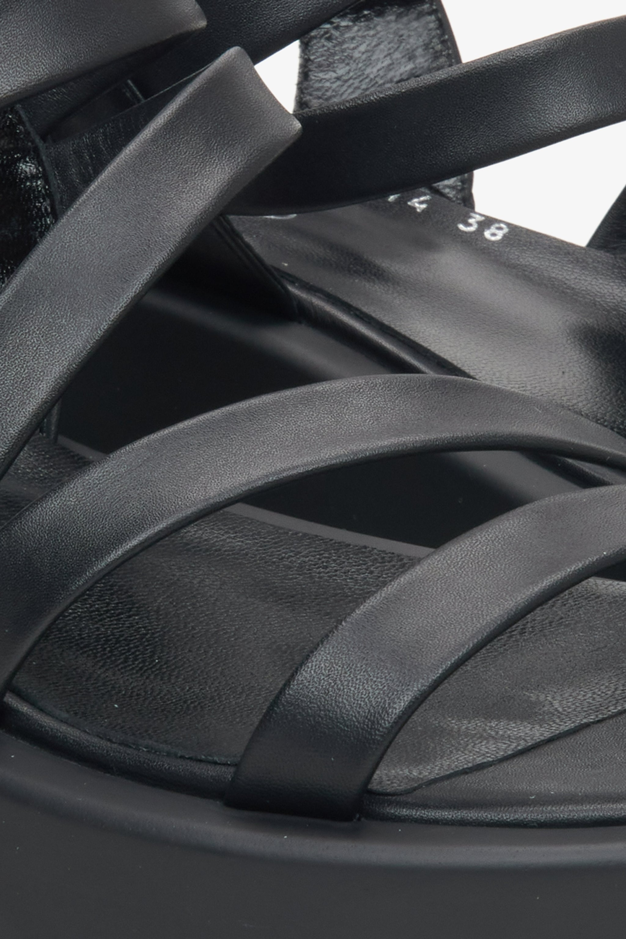 Estro Damen Ledersandalen in Schwarz – Nahaufnahme der Details.