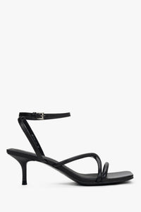 Schwarze Damen-Sandalette aus echtem Leder mit feinen Riemen in seitlicher Ansicht