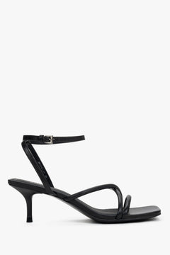 Schwarze Damen-Sandalette aus echtem Leder mit feinen Riemen in seitlicher Ansicht