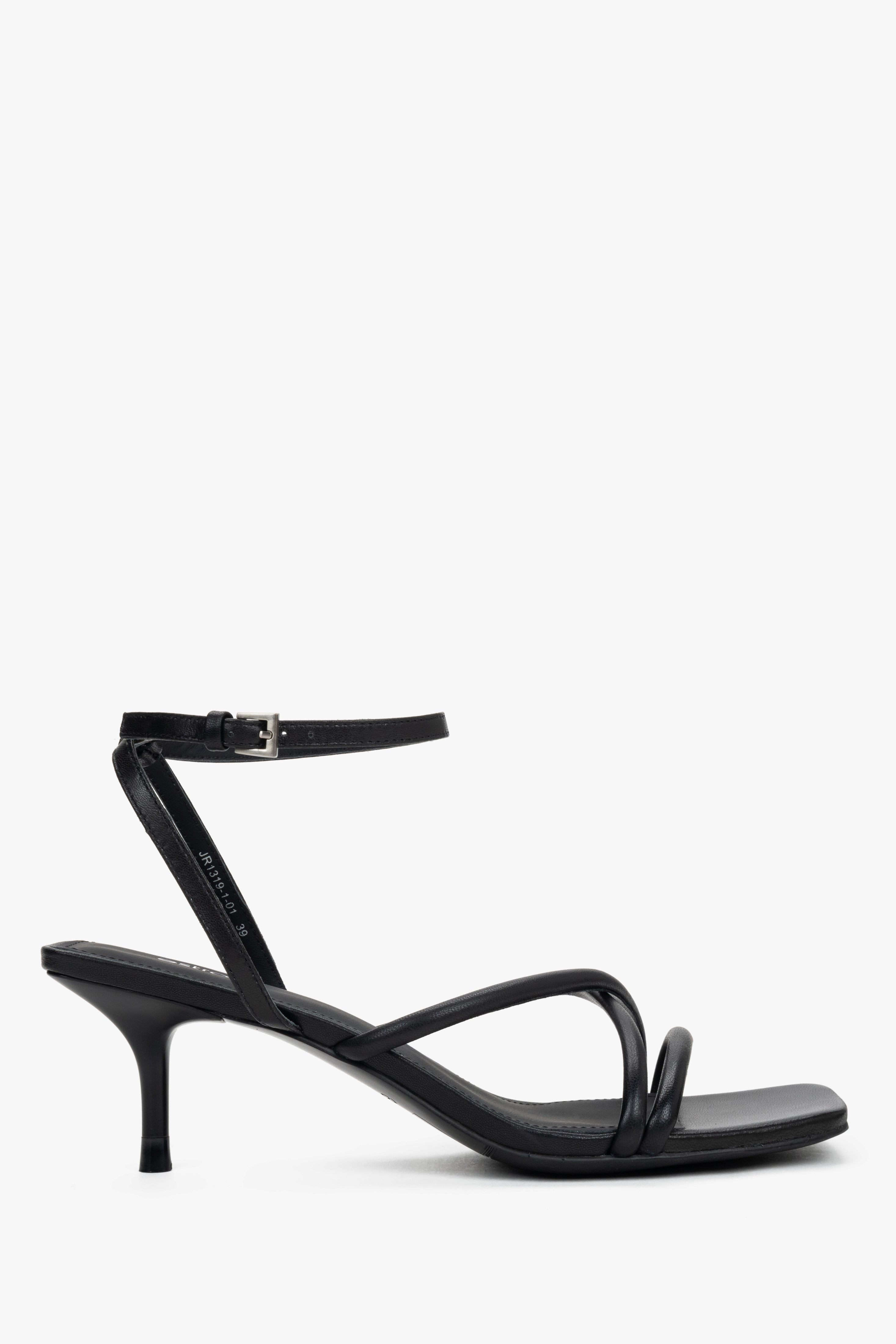 Schwarze Damen-Sandalette aus echtem Leder mit feinen Riemen in seitlicher Ansicht