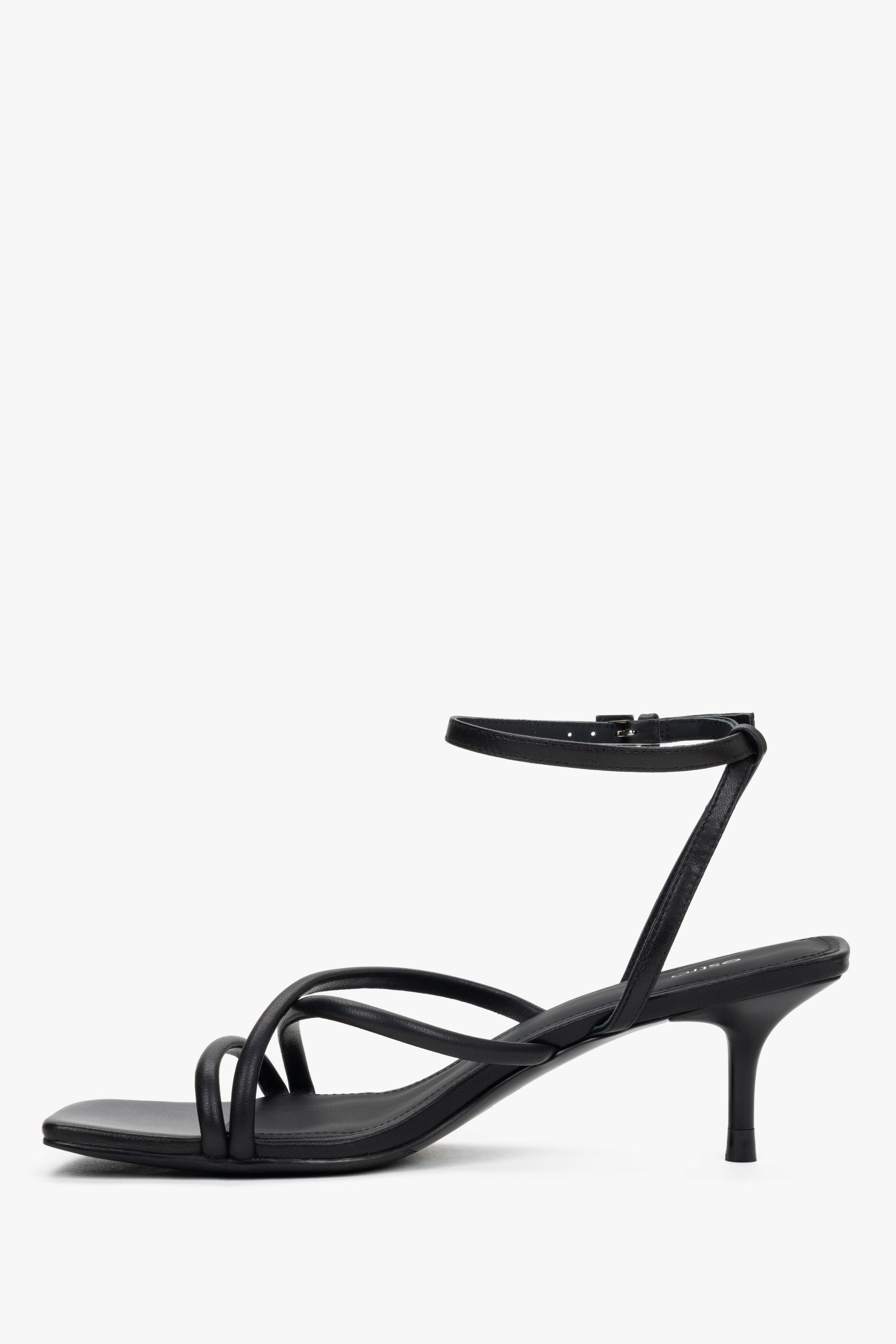 Schwarze Damen-Sandalette aus echtem Leder mit Knöchelriemen in Profilansicht
