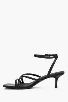 Schwarze Damen-Sandalette aus echtem Leder mit Knöchelriemen in Profilansicht